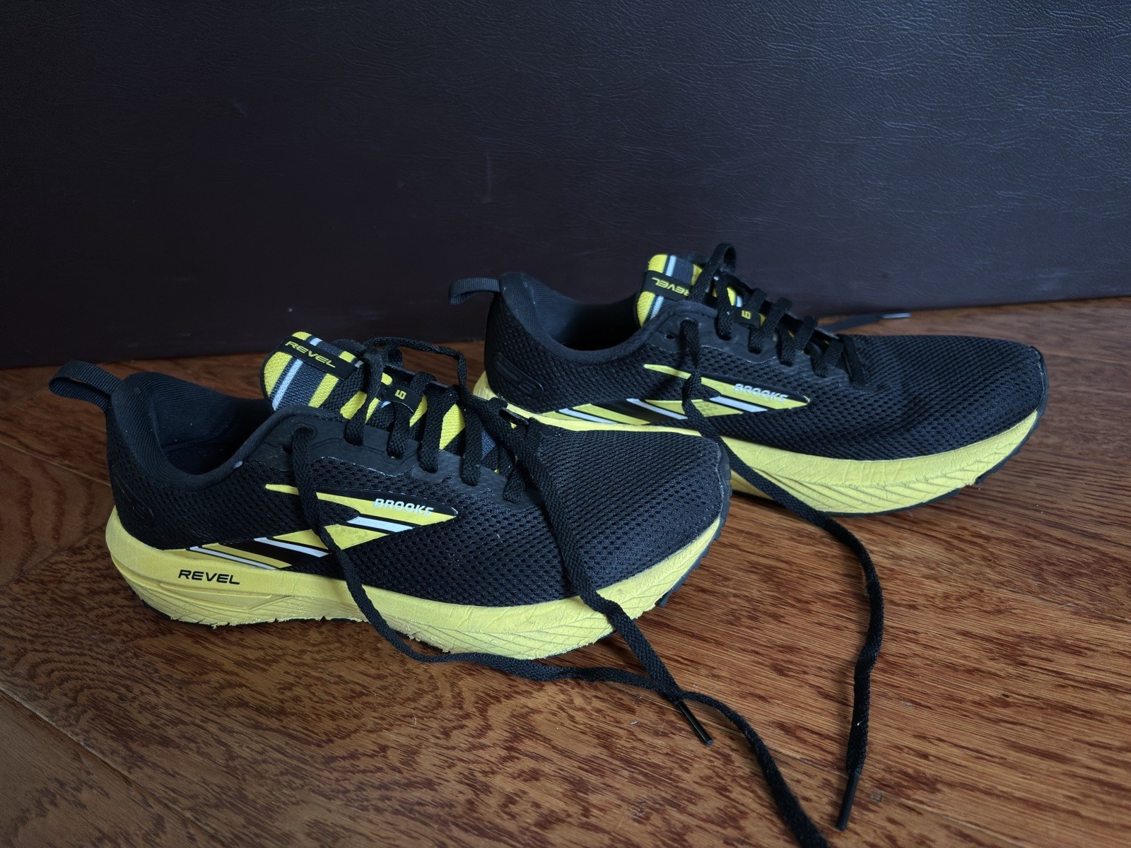 Brooks Revel 6 Women’s Size 8.5 Black Yellow Pittsburg Running Shoes