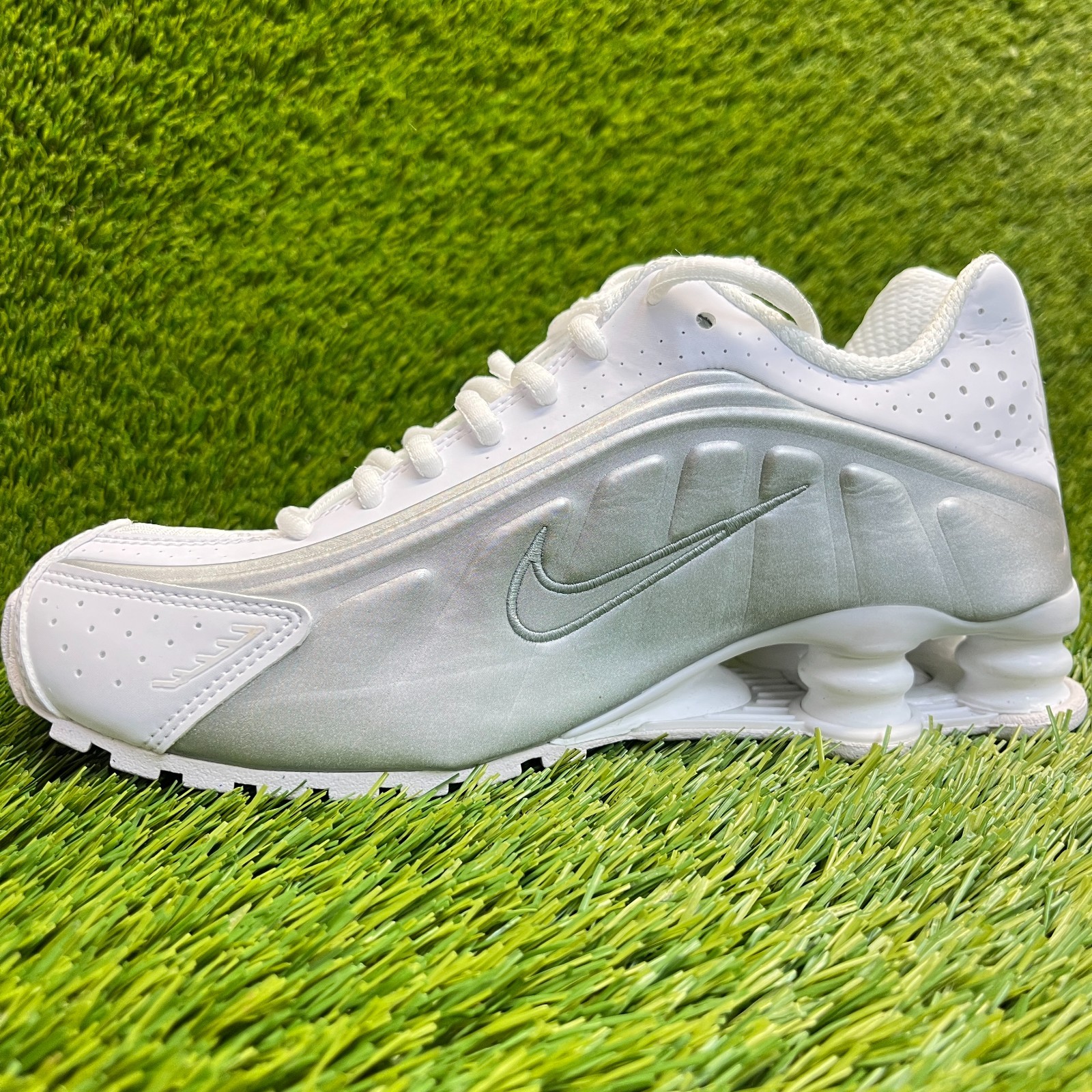 Nike Shox R4 Womens Size 6.5 White Metallic Silver Running Walking Shoes Sneaker