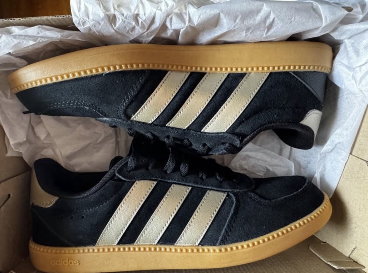 adidas women’s Cloudfoam Low Top Lace-Up Sneakers Black Beige Gum Rubber Sole