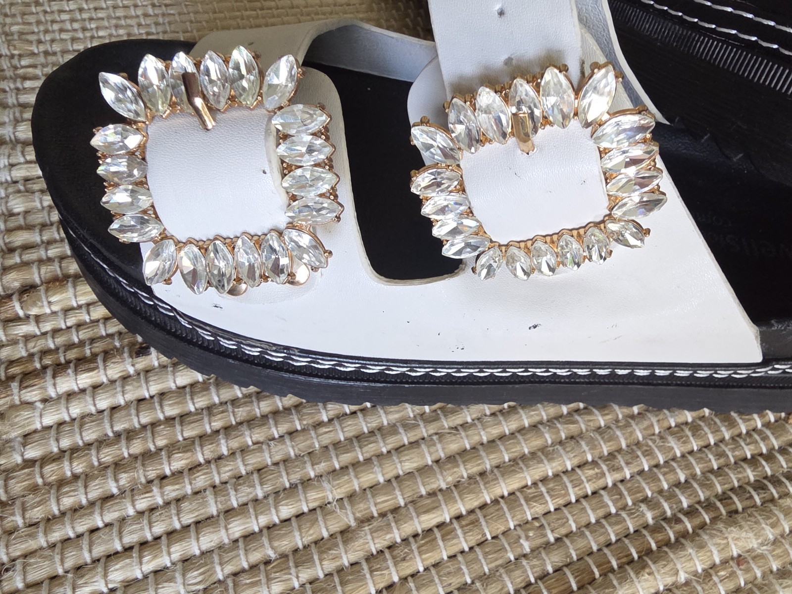 Wells Fountn Comfort Rhinestone Buckle White Platform Sandals Women’s Sz 8