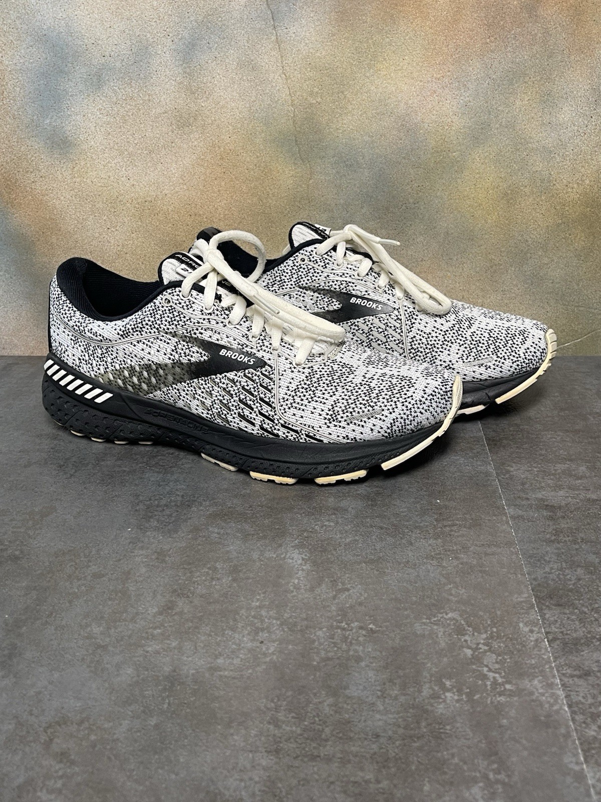 Brooks Adrenaline GTS 21 Women’s White & Black Sneakers 1203291B135 Size 8B