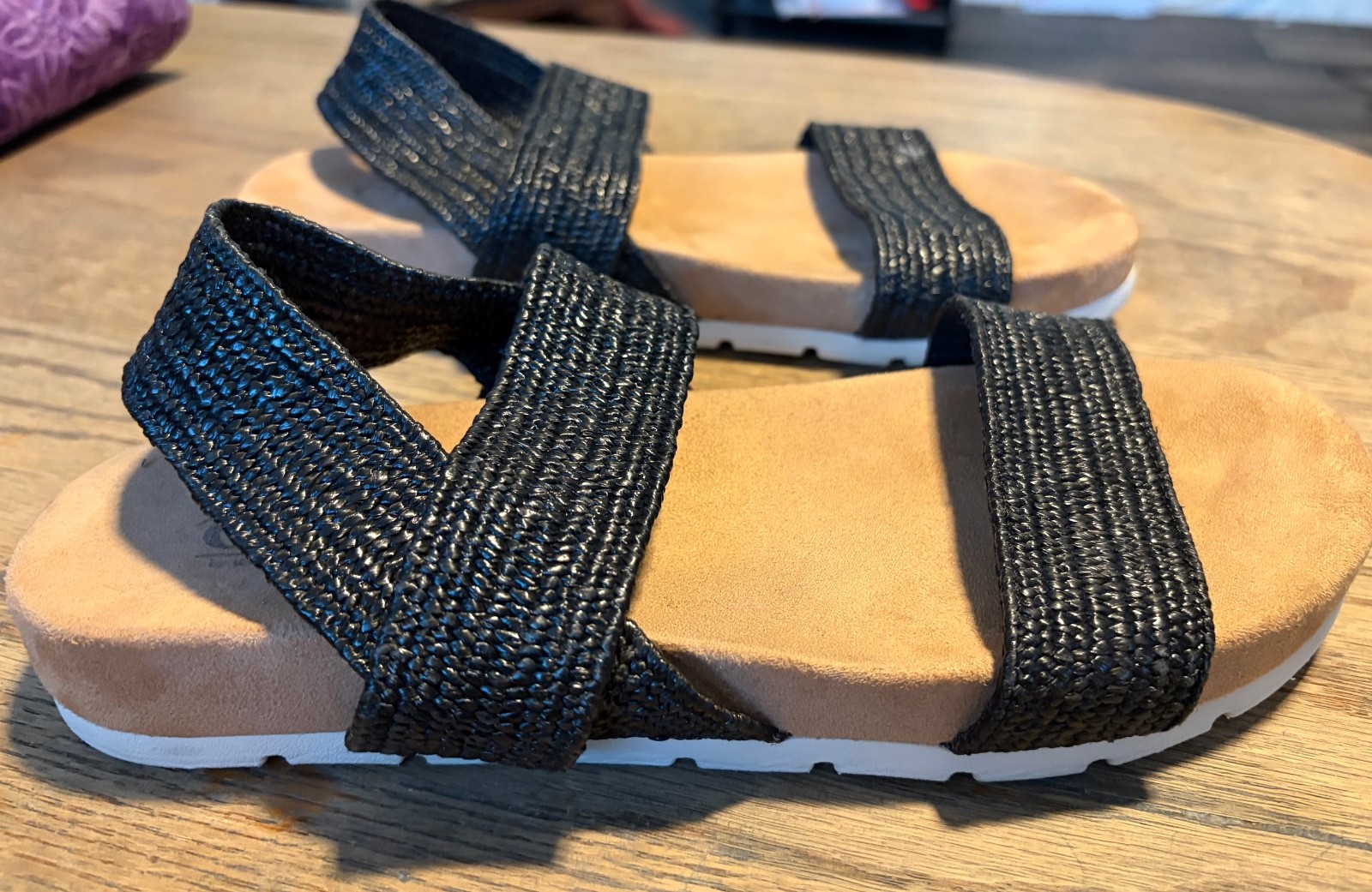 Womens White Mountain cliffs sandals size 8 black straps