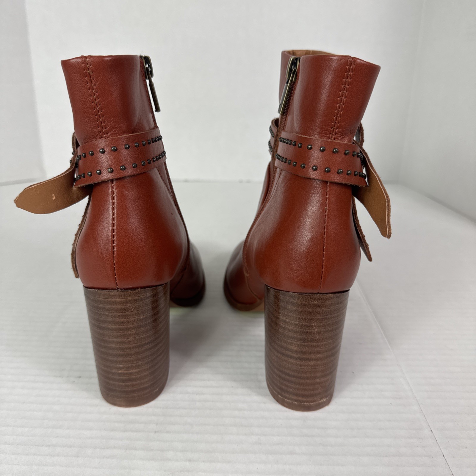 Lucky Brand Women’s 6 Studded Tie Strap Leather Bootie Bootie Orange Brown Sampl