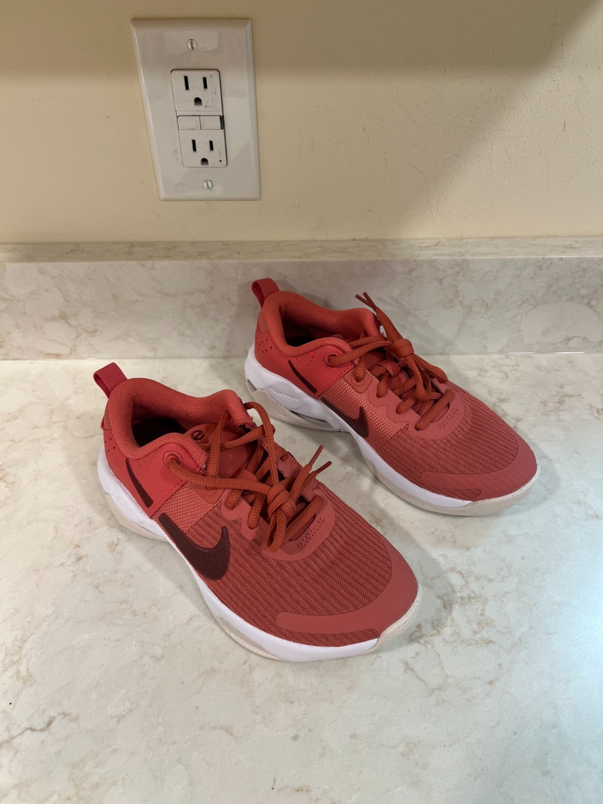 Nike Women Zoom Bella 6 Size 5.5 Salmon Pink/White Athletic Training Shoe