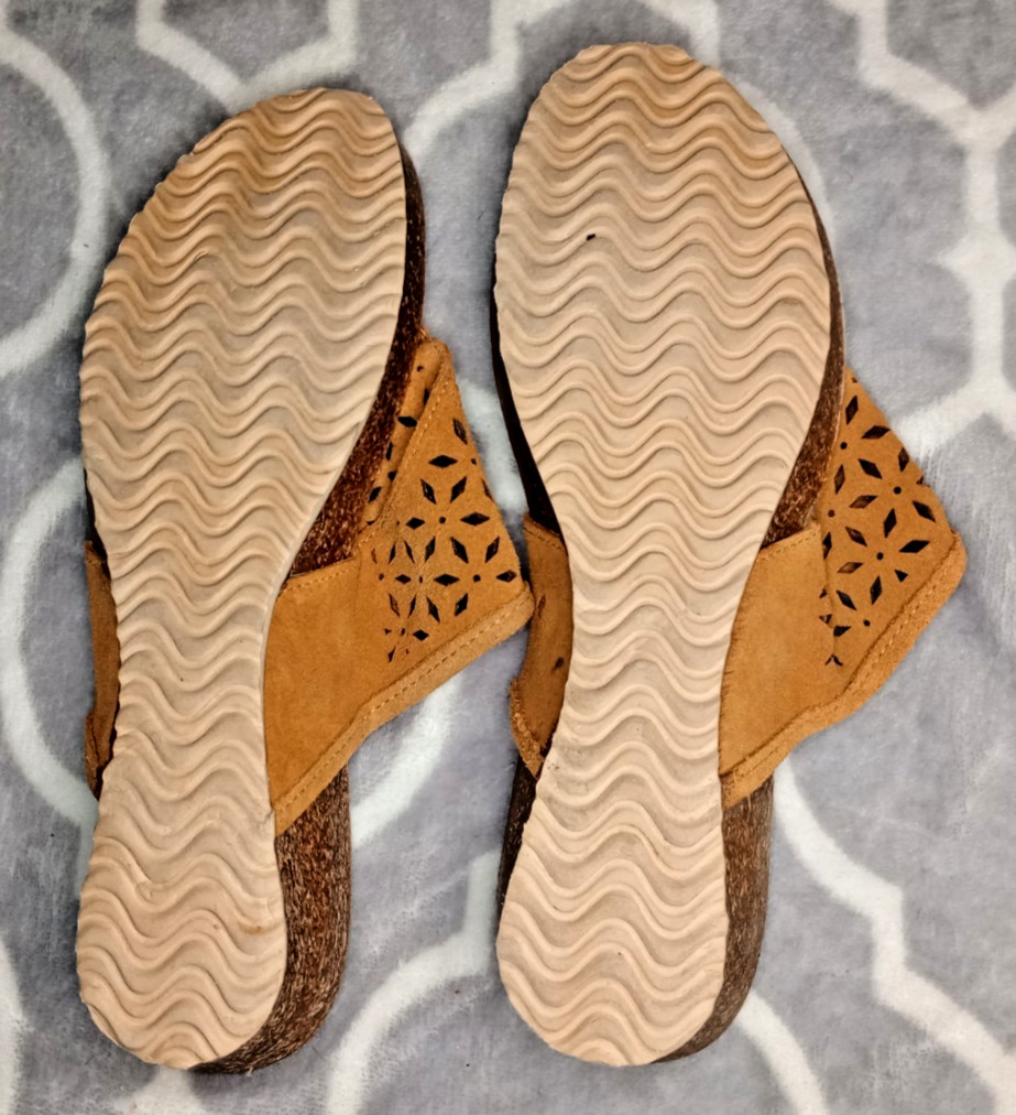 Secret Celebrity Ladies Memory Foam Wedge Sandals Slip On Brown/Tan 7 1/2