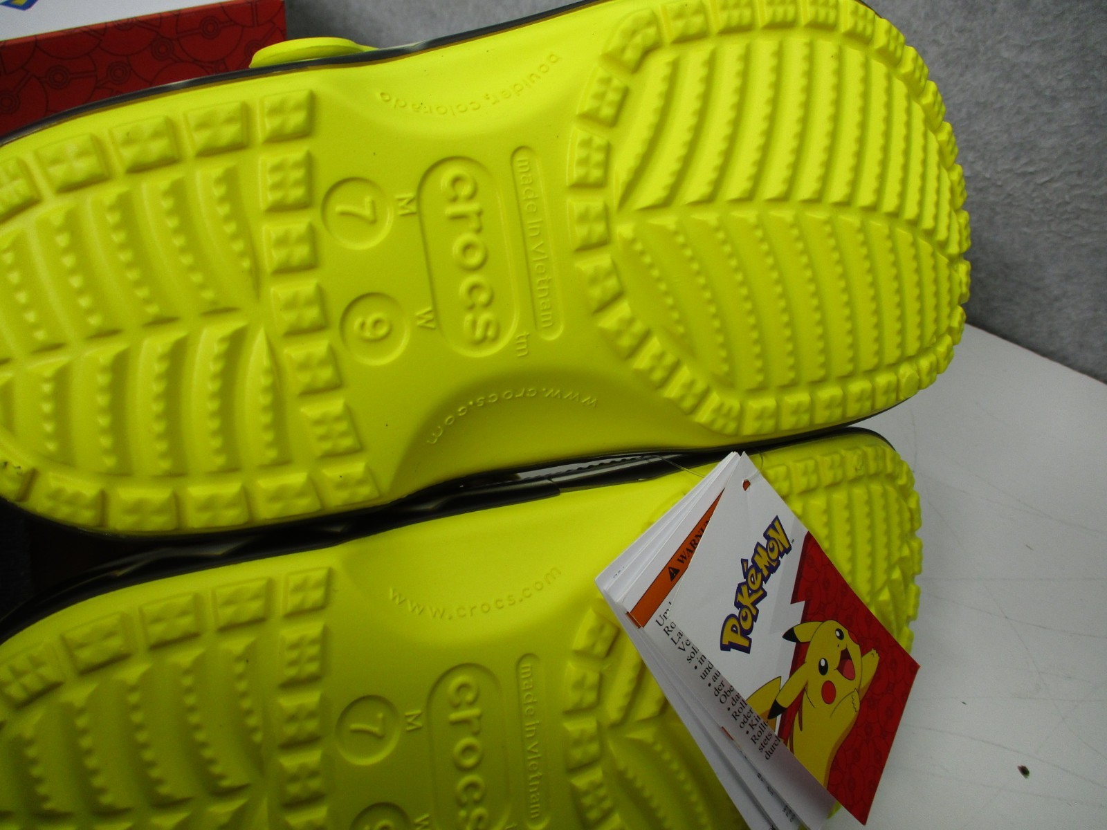 Crocs Pokémon Pikachu Classic Clog Shoes Lemon Black Mens Sz 7 Womens Sz 9