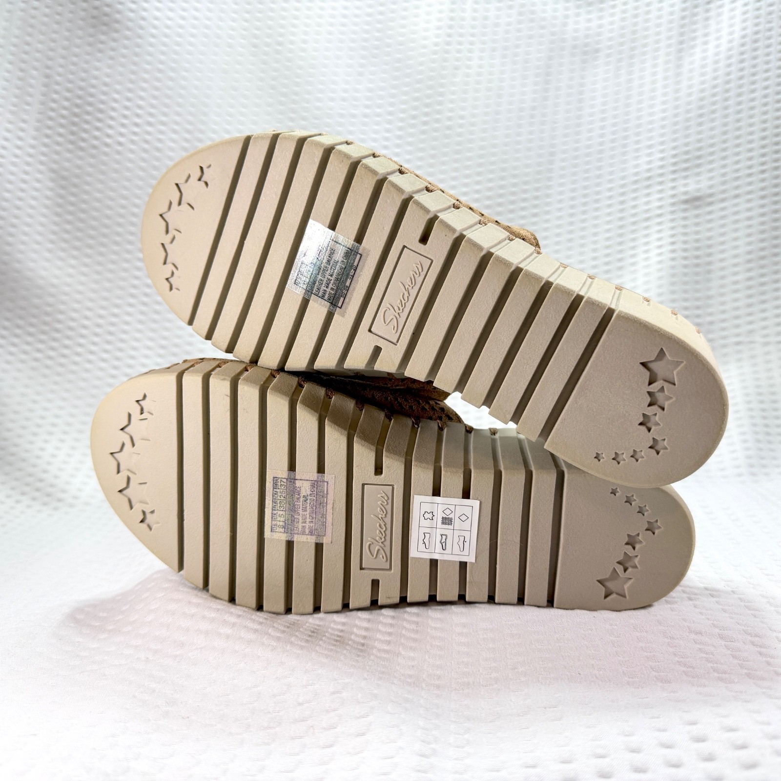 Women’s Skechers Pier Ave Luxe Foam Suede Wedge Sandal Tan Size 8 -New w/Flaw