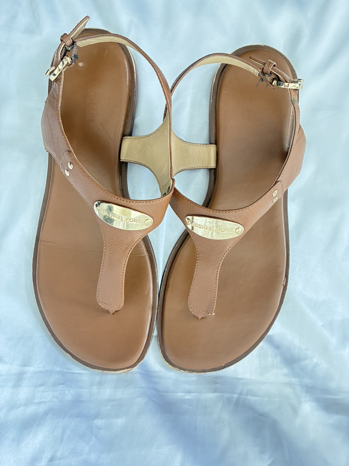 SALE❕Michael Kors MK Plate Thong Sandals in Luggage Saffiano Leather – Size 8M