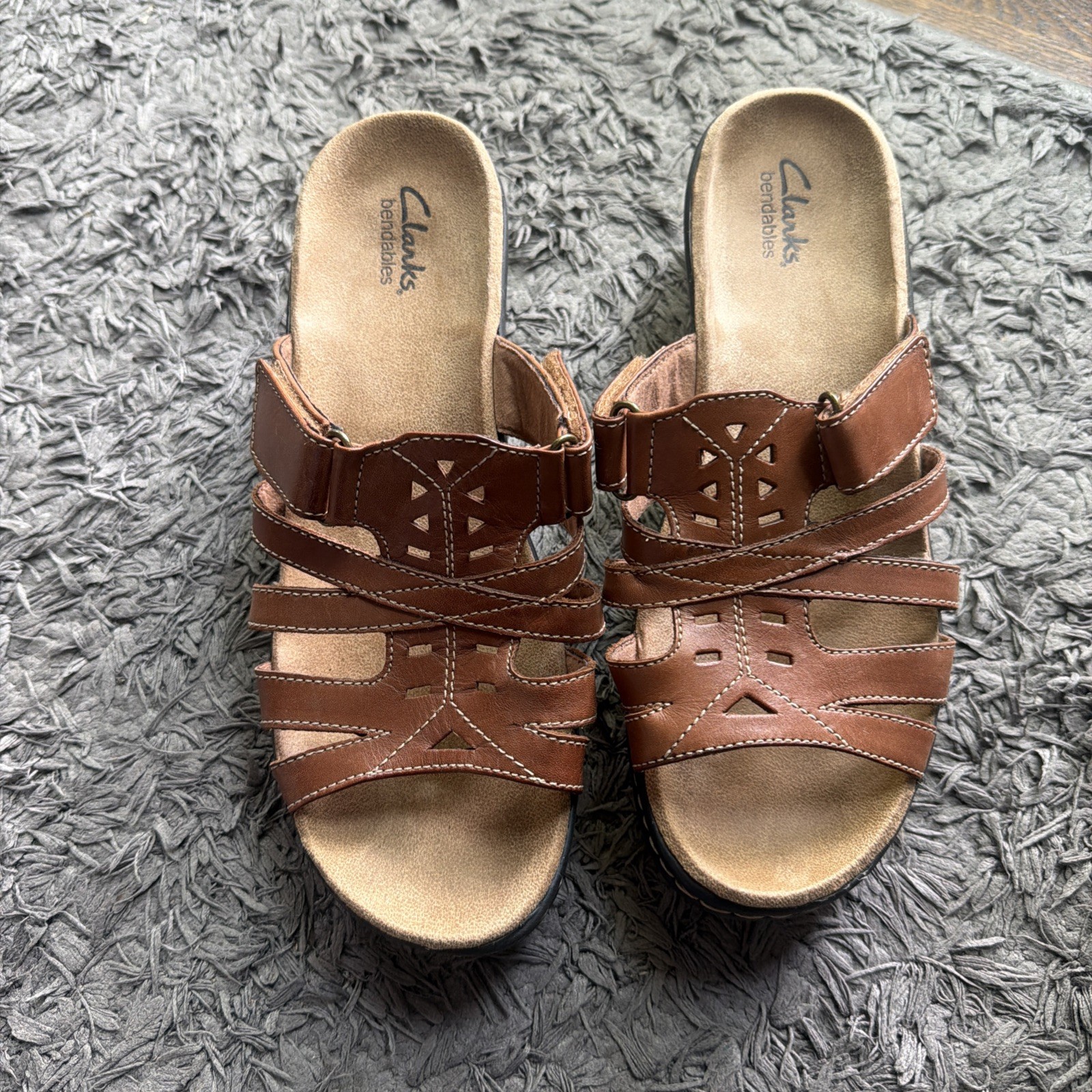 Women’s leather upper CLARKS bendables slides wedge sandals / shoes , size 8 W