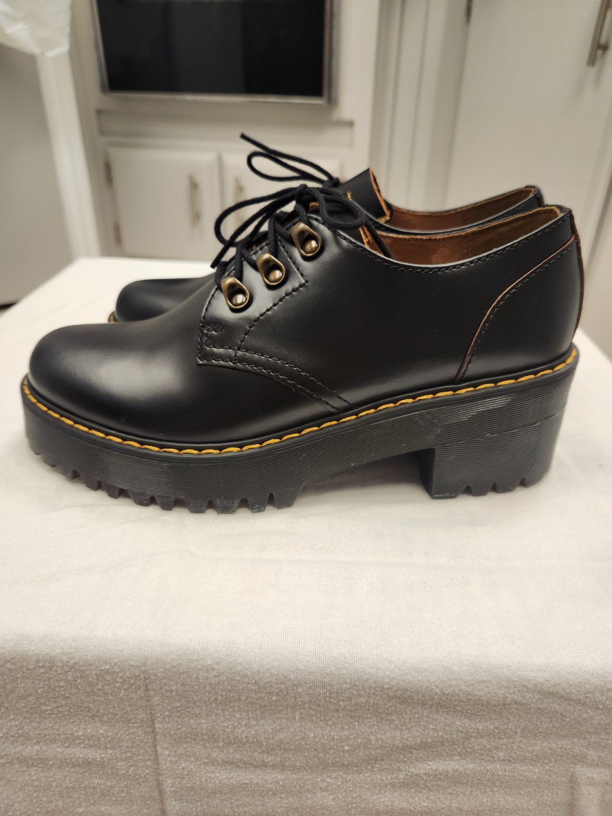 Dr. Martens Women’s Leona Lo Smooth Leather (UK7)