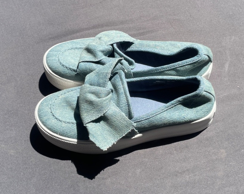WOMENS BLUE DENIM US SIZE 8.5 GUESS SLIP ON SHOES ST157