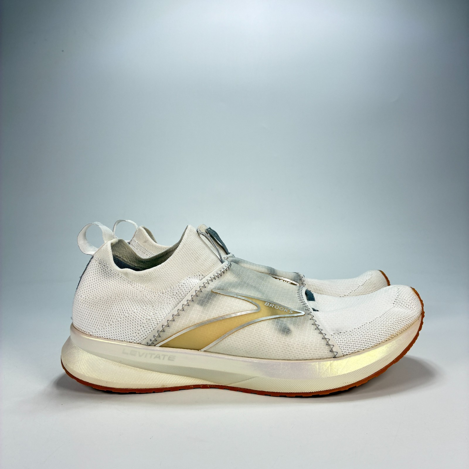 Brooks Levitate 4 LE White Silver Road Running Shoes 1203471B132 Womens Size 9.5