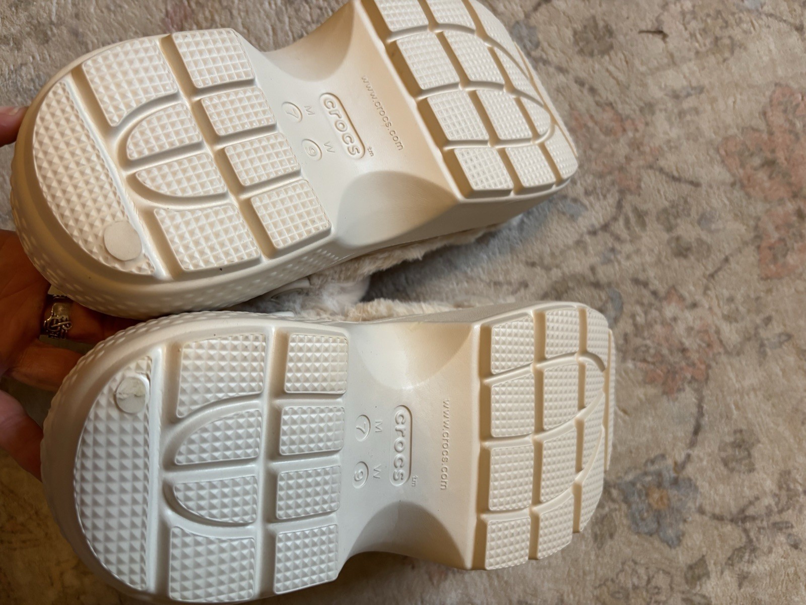 NWOB STUCCO CROCS STOMP FAUX FUR LINED QUILTED PLATFORM CLOGS Men’s 7 Women’s 9