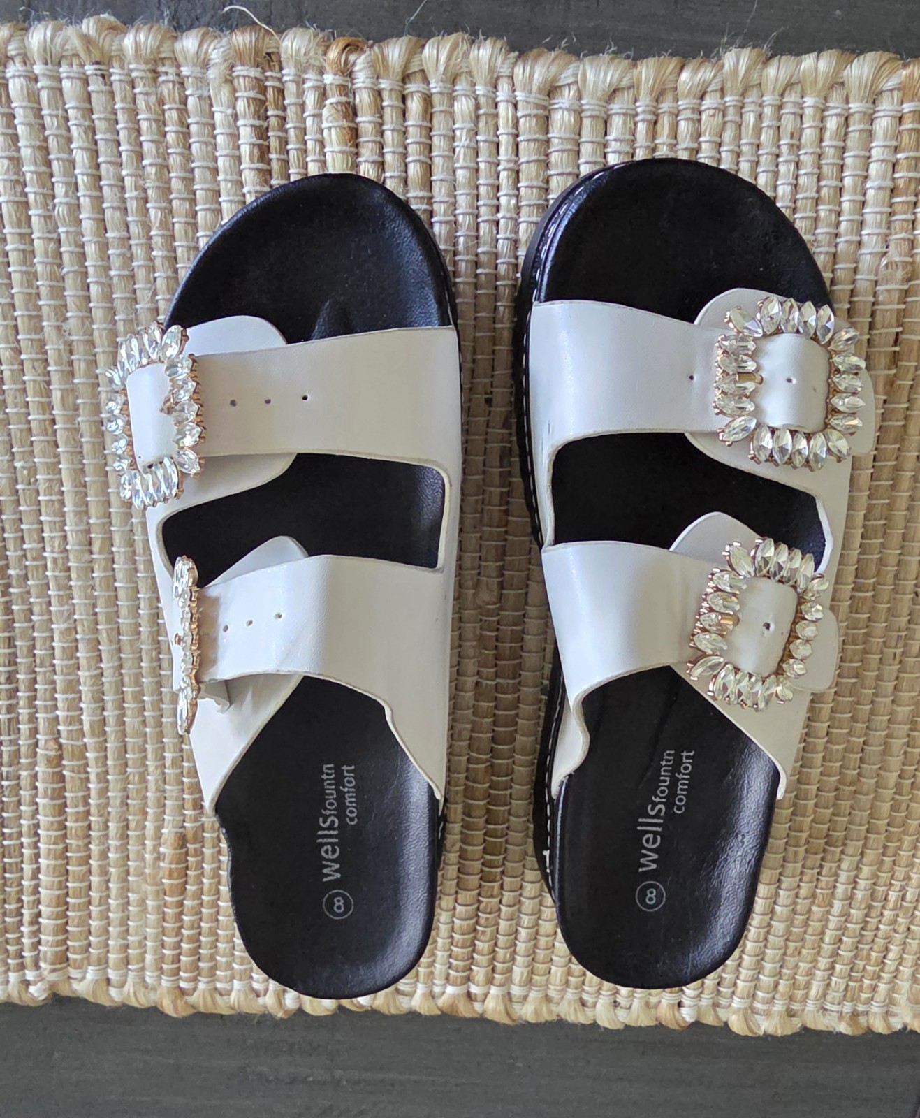 Wells Fountn Comfort Rhinestone Buckle White Platform Sandals Women’s Sz 8