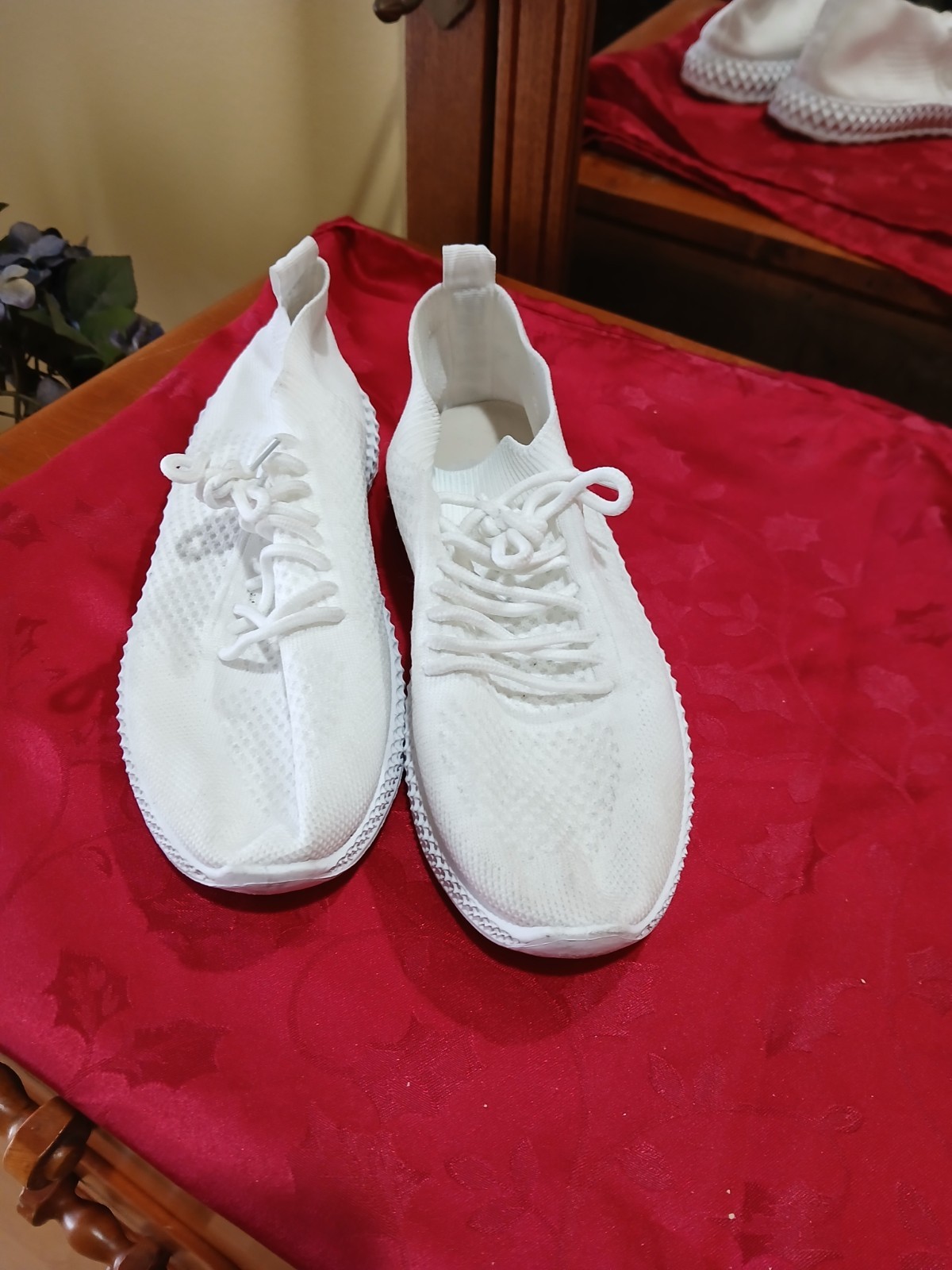 Taxi Women’s White Knit Sock Sneakers Lace Up Lightweight Size 9