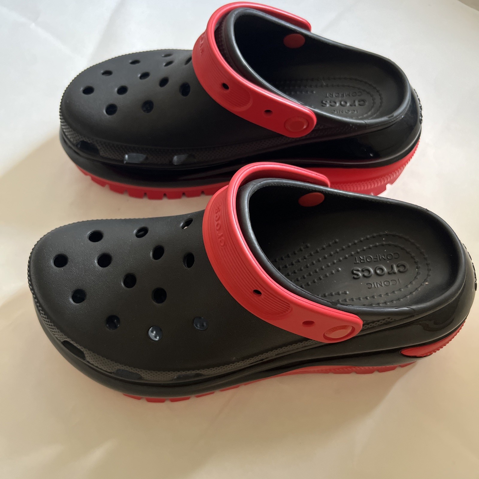 Crocs Mega Crush Clog black red womens Right W7 Left W8 mismatched pair adaptive