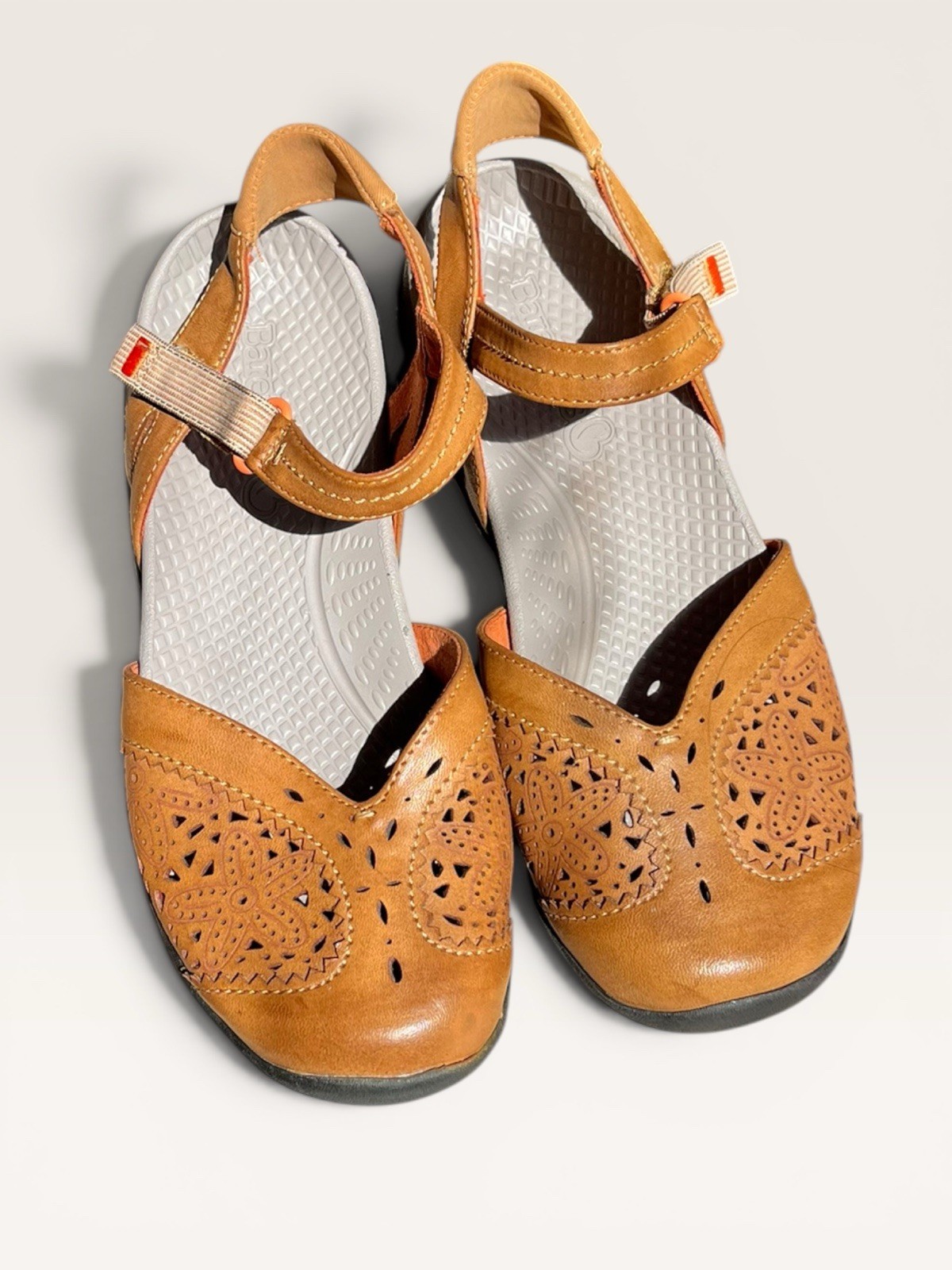 Baretraps Women’s Brown Leather Cut-Out Hook & Loop Flat Sandals US 7.5