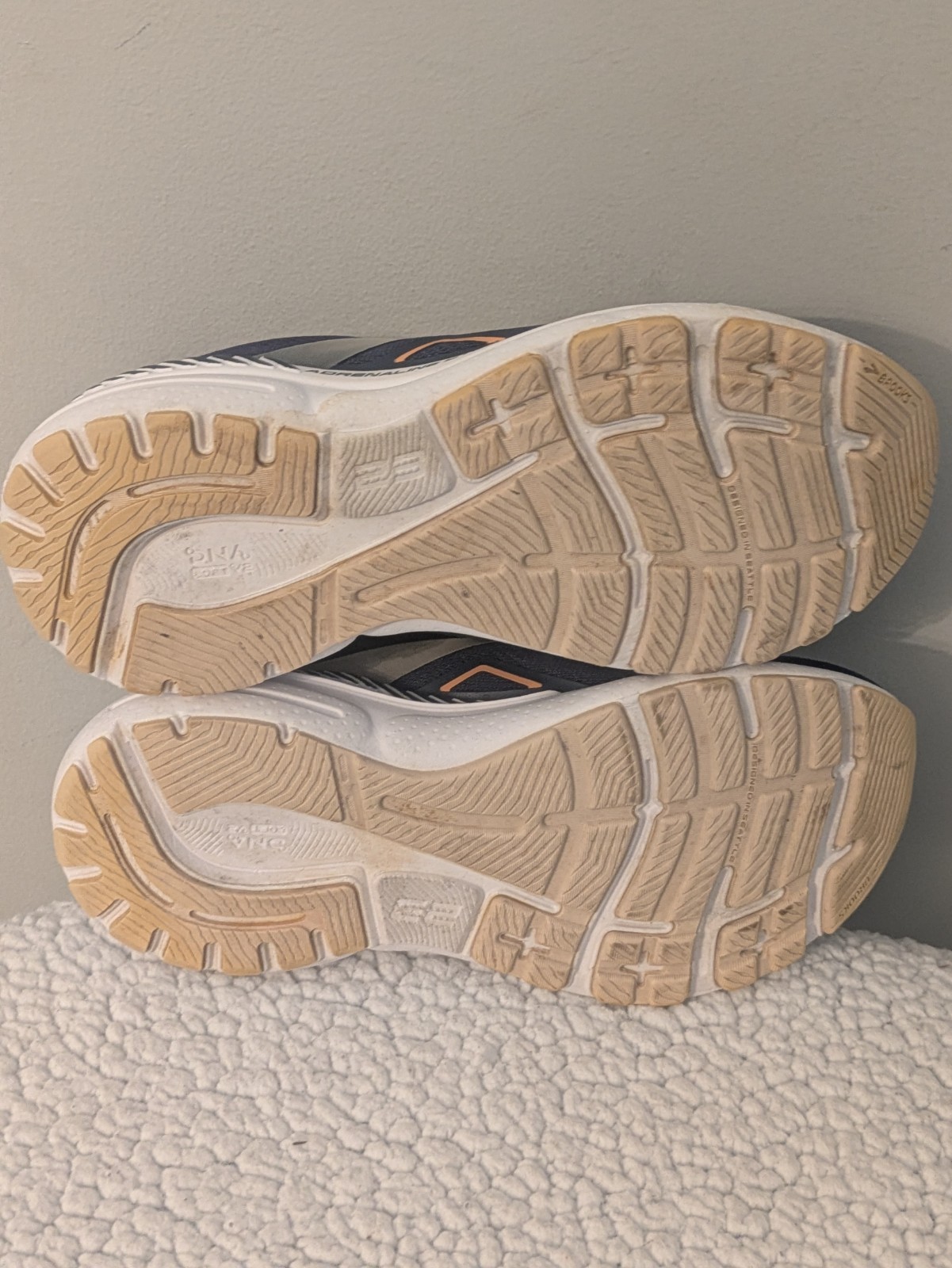 Brooks Adrenaline GTS 23 Running Shoes Womens 9 B Peacoat Blue Peach 1203811B482