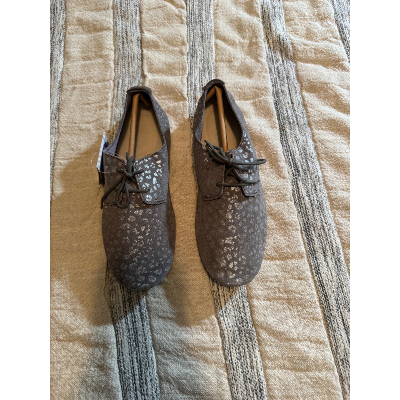 Sanuk Bianca Lux Womens 6.5 Grey Metallic Silver Leopard Print Lace Up Oxfords
