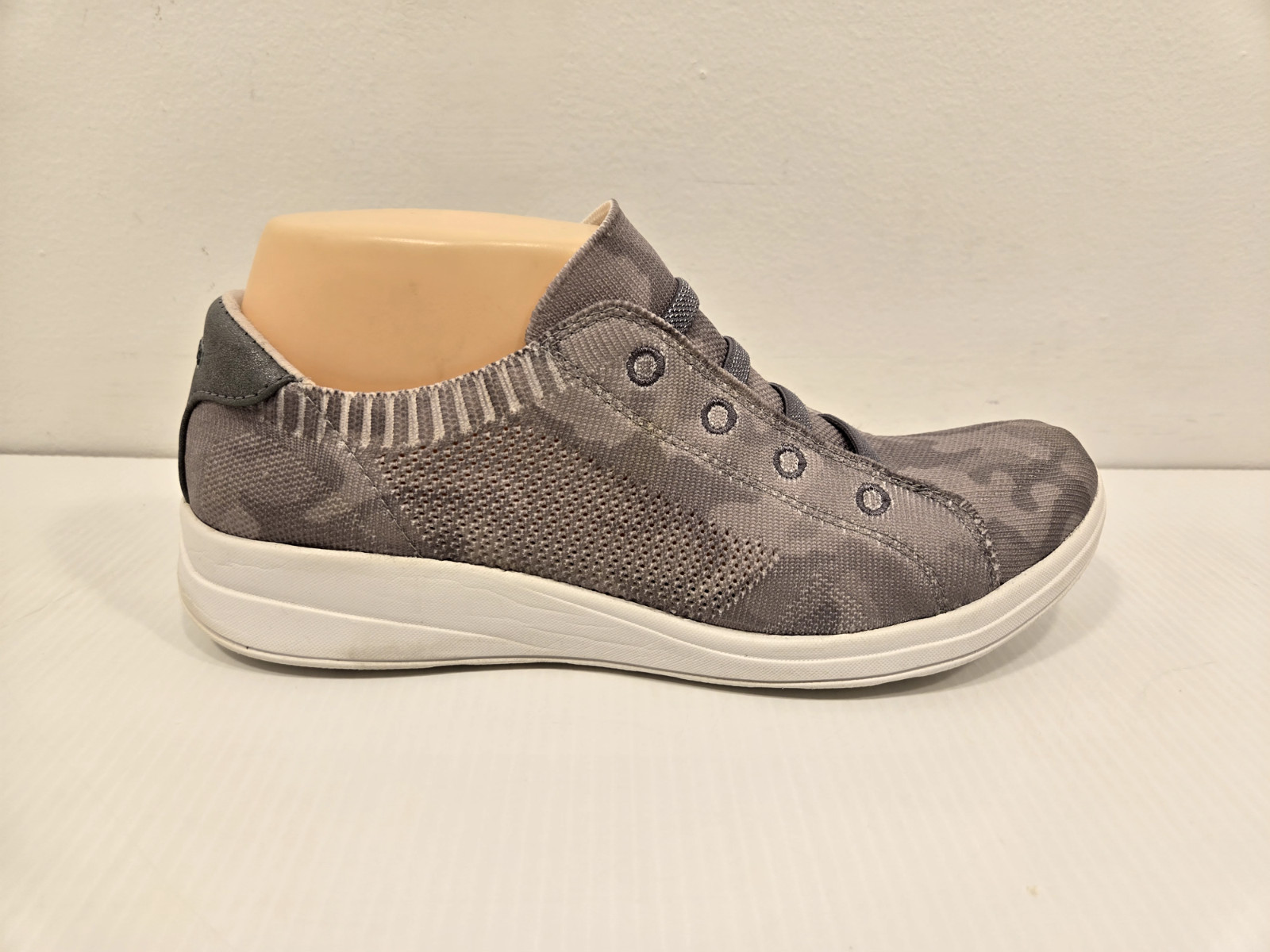 Nice! Womens Stretchy BZEES GOLDEN KNIT Comfort Shoes – Size US 9 M