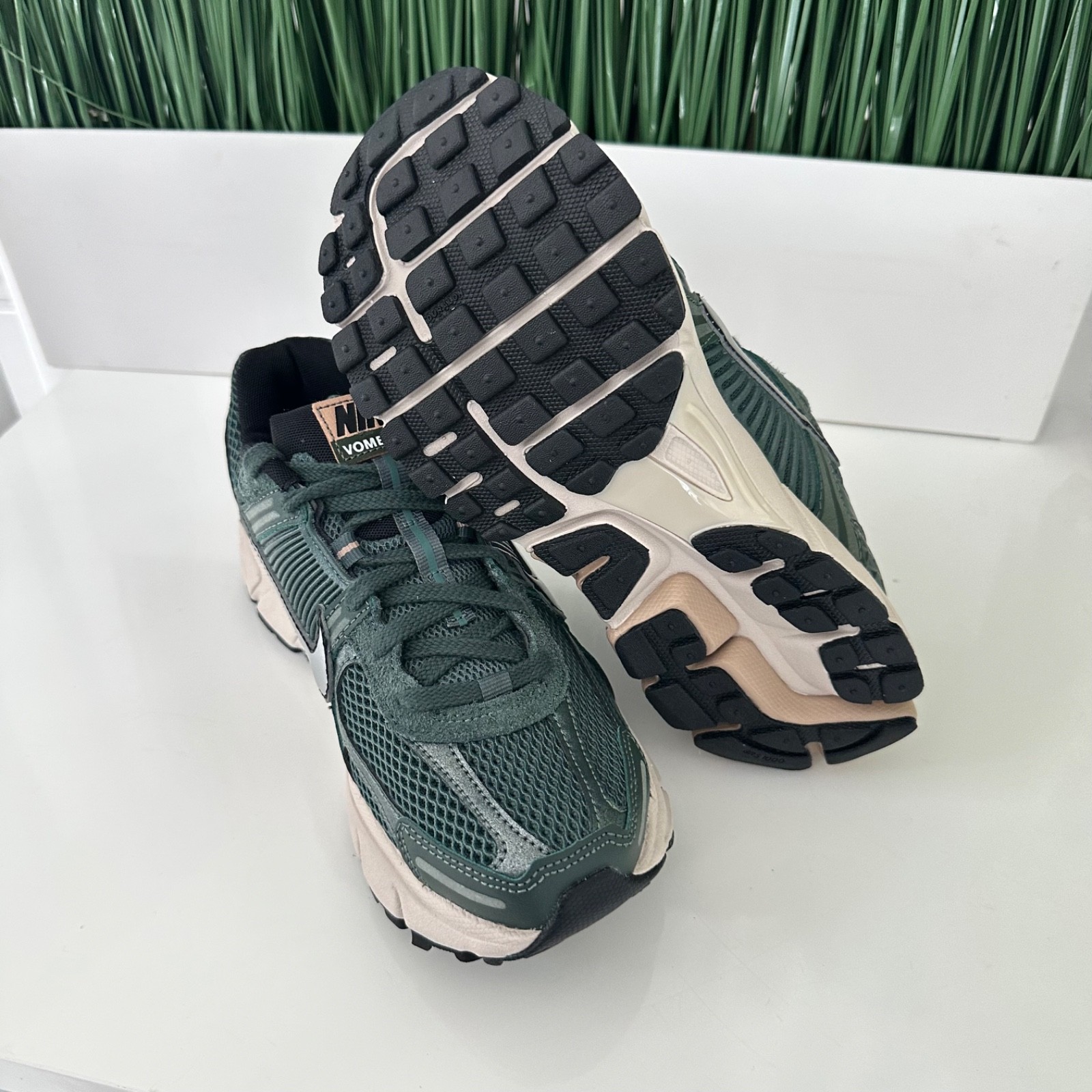Nike Zoom Vomero 5 NBY Womens Running Shoes Vintage Green FN6742-300 Size 8.5