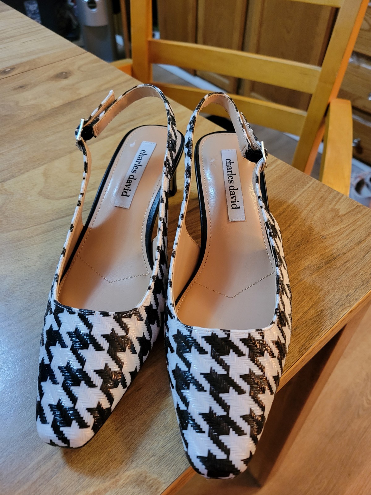 NWOB. Houndtooth Print Shallow Toe Slingback Pumps By Charles David. sz 6.5