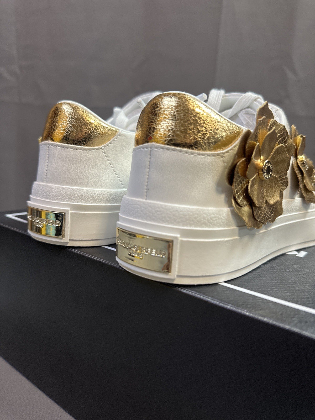 New Karl Lagerfeld Paris Women’s Gael Flower Sneakers – Bright White/Gold – US 7