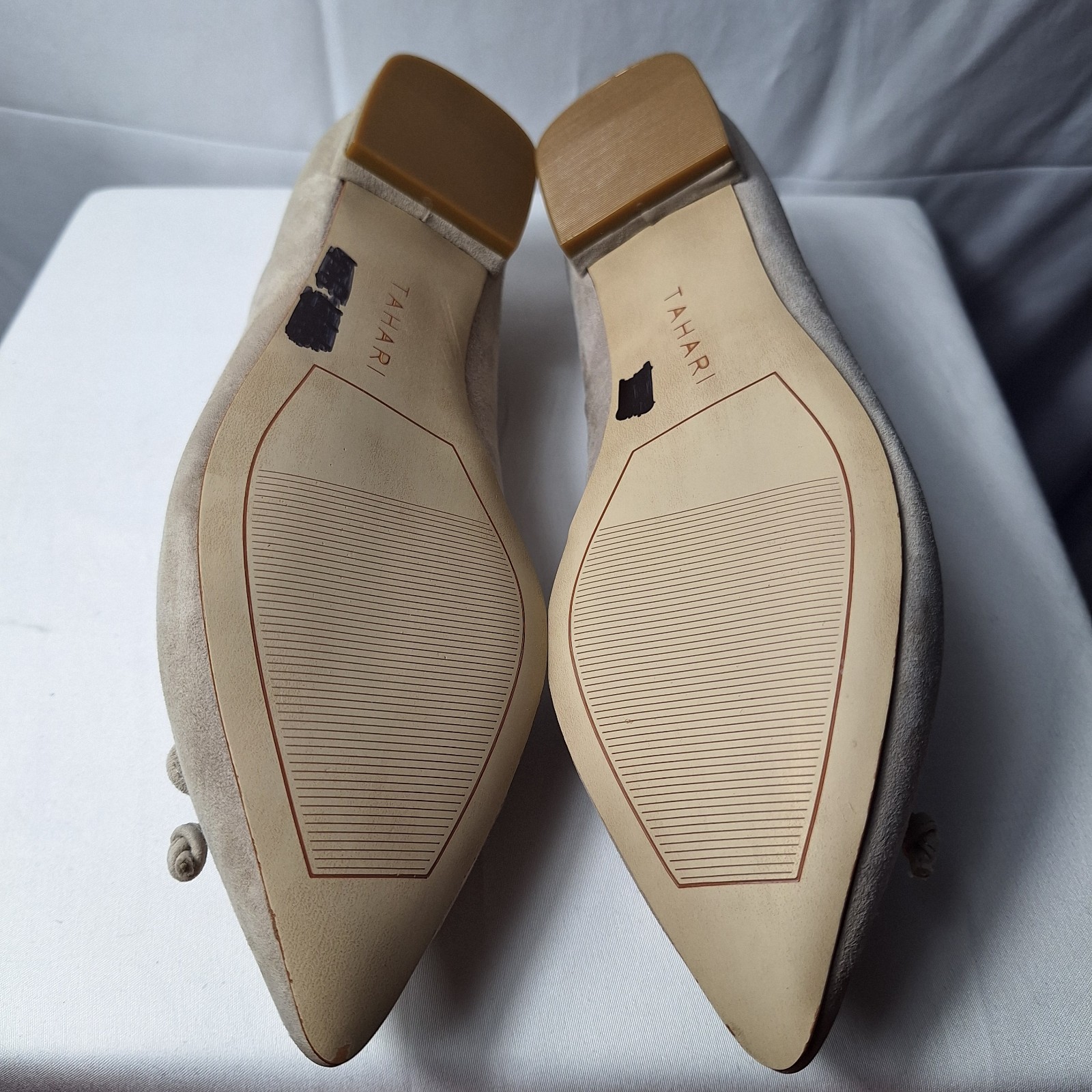 TAHARI «Elon» Suede Ballet Flat Sz 8M Taupe Scalloped Edge Front Bow Pointed Toe