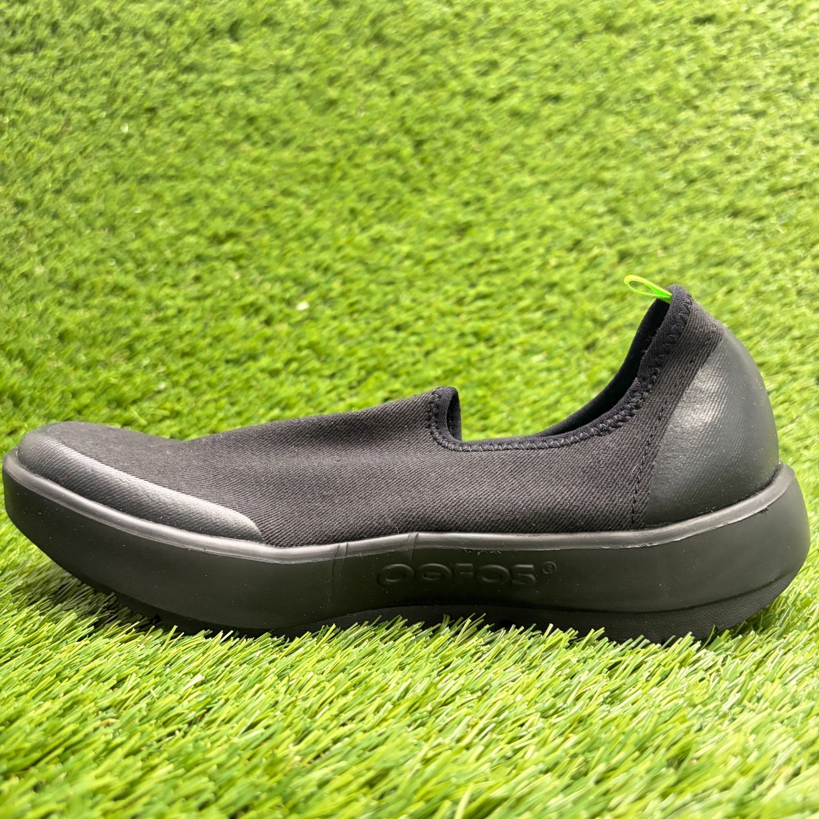 OOFOS OOmg eeZee Low Womens Size 7.5 Black Casual Walking Slip On Recovery Shoes