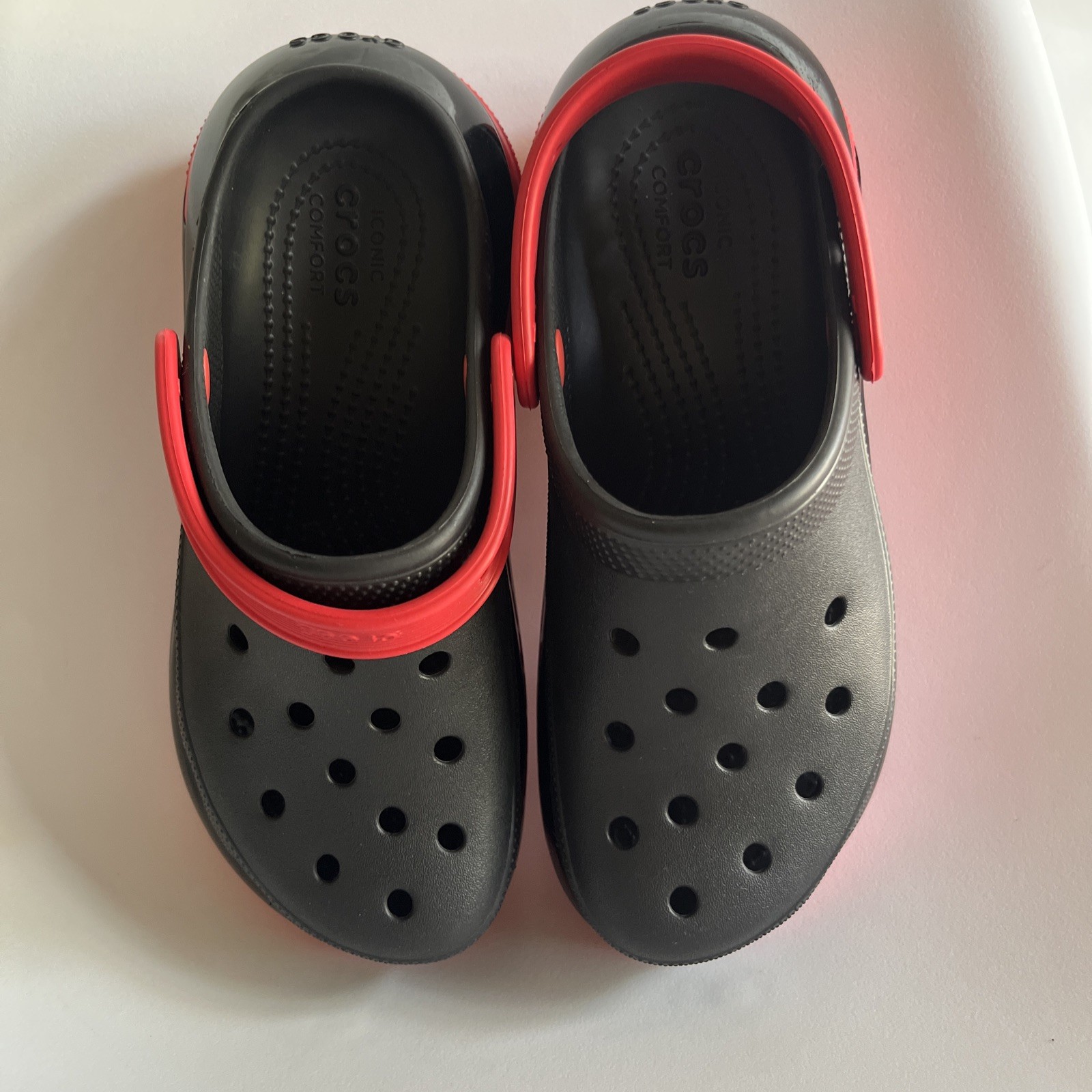 Crocs Mega Crush Clog black red womens Right W7 Left W8 mismatched pair adaptive