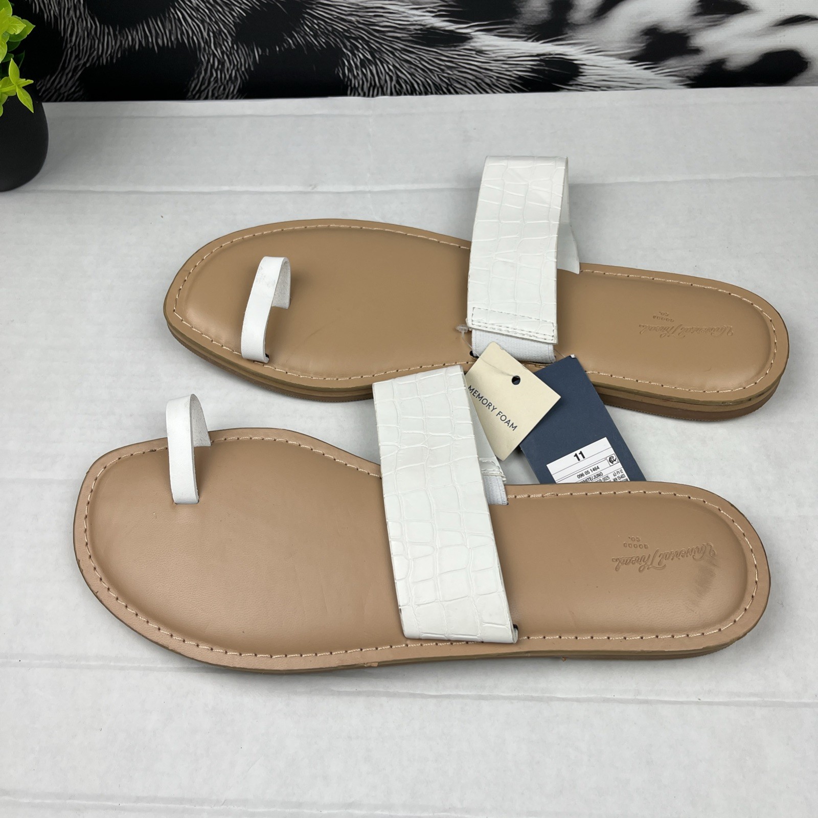 Universal Thread Women’s Juno Toe Ring Flat Sandals White [Insert Size 11