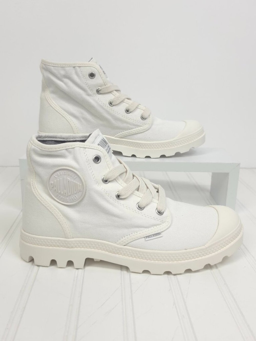 NIB Women’s Palladium Pampa Hi Round Toe Lace Up Booties Star White Size 8.5