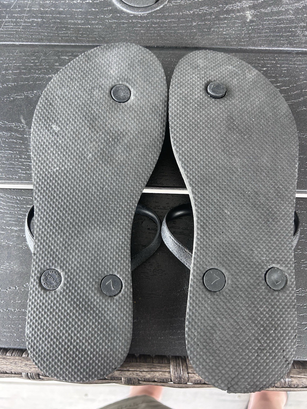 Aerie And Old Navy Flip Flops Both Size 7 Lot Of 2