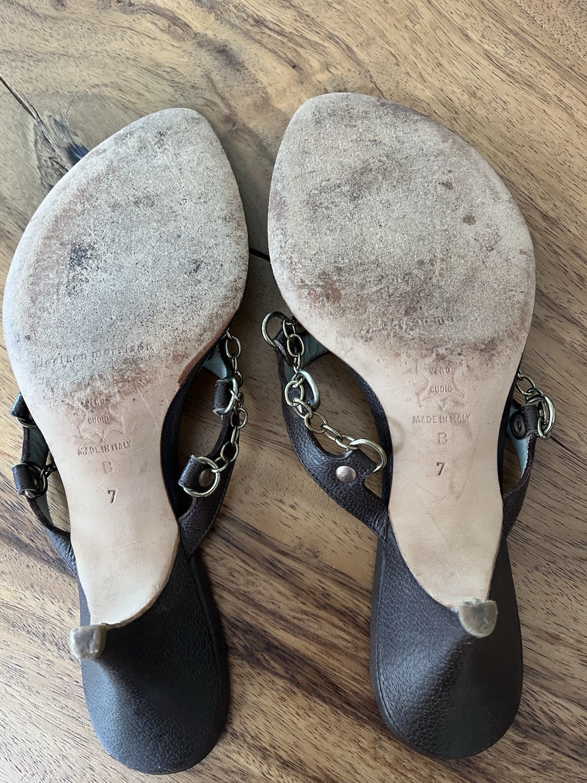 Singerson Morrison brown leather front strap w/metal chain covered kitten heel 7