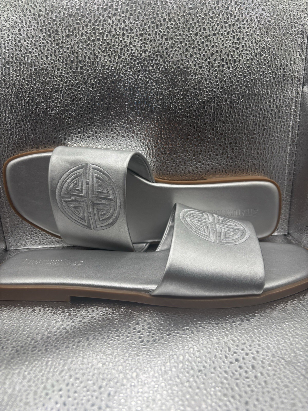 Stratuxx Kaze Womens Flat Sandals Dressy Summer Slides Memory Foam Sz 10 Silver