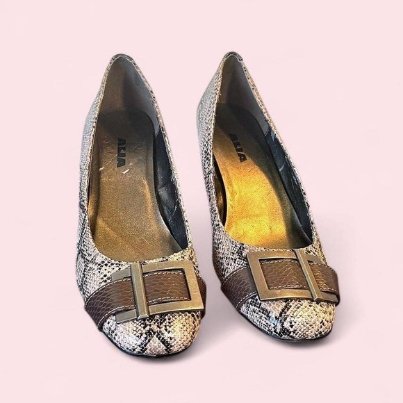 Alia snake print kitten heels with gold buckle detail 🐍✨