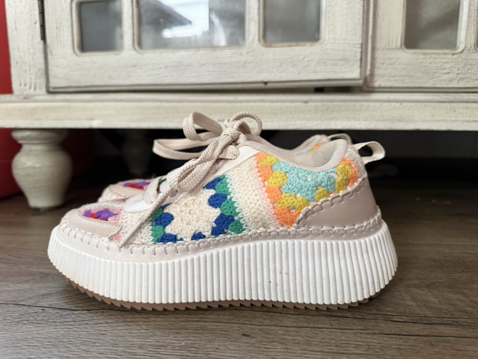 Size 6 Women’s Berness Casual Sneakers