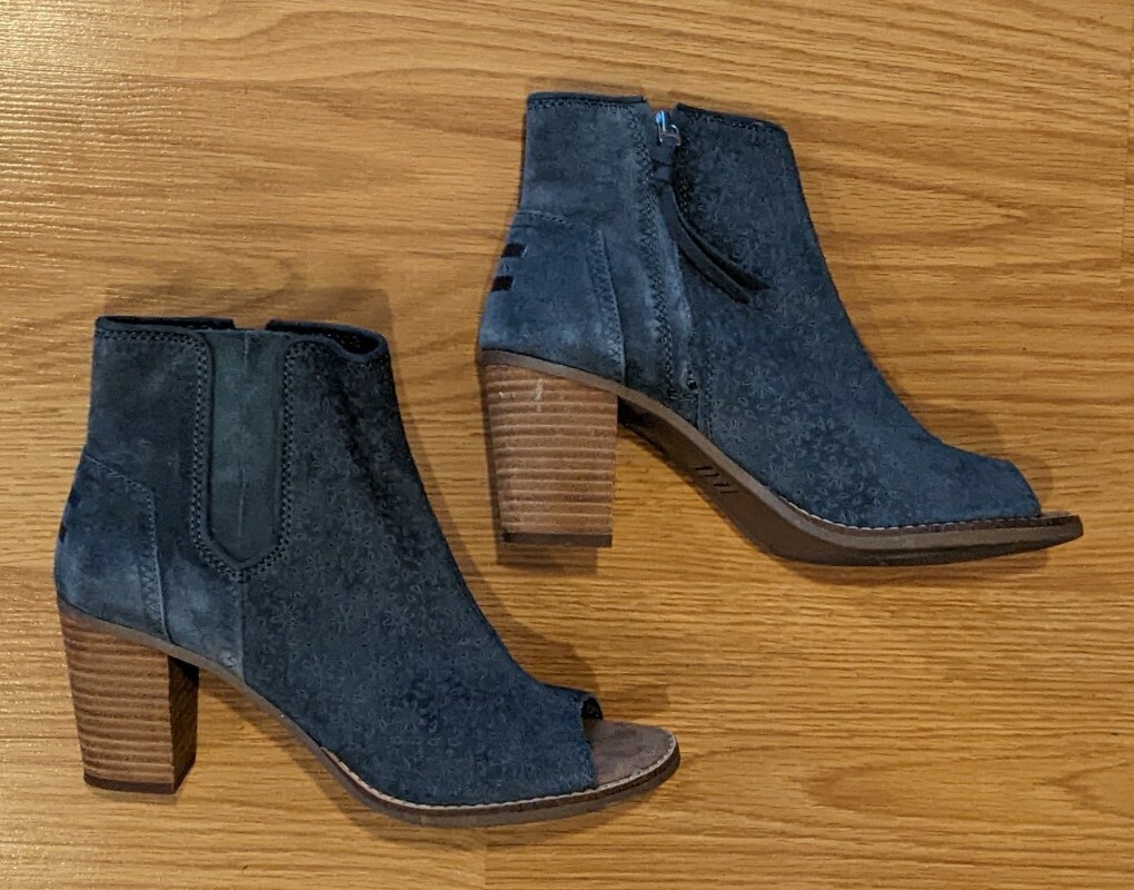Tom’s Majorca Peep-Toe Gray Suede Booties – 8
