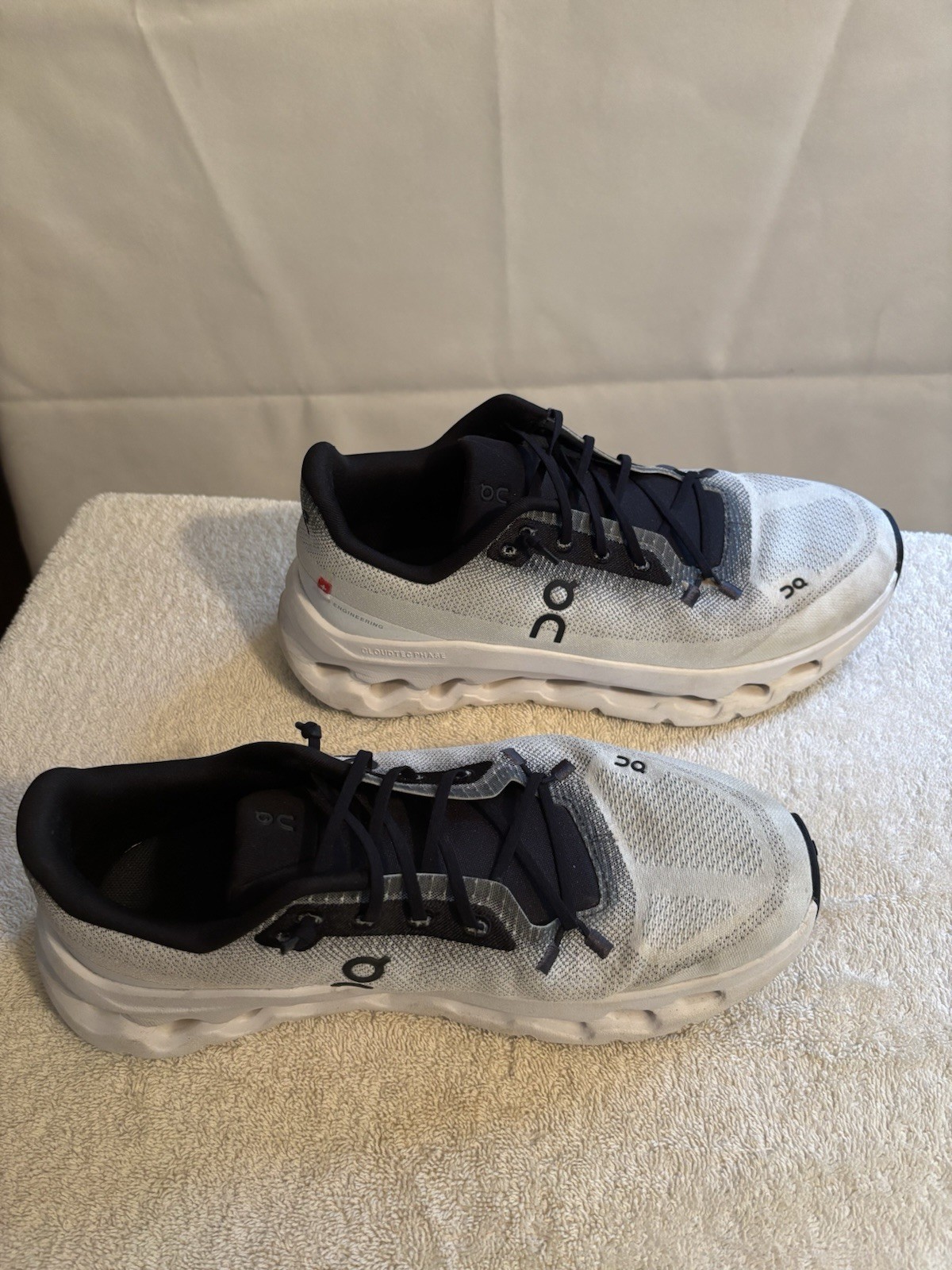 On Running Cloud Women’s Sneakers 8.5 White Black Swiss Engineering Lightweight