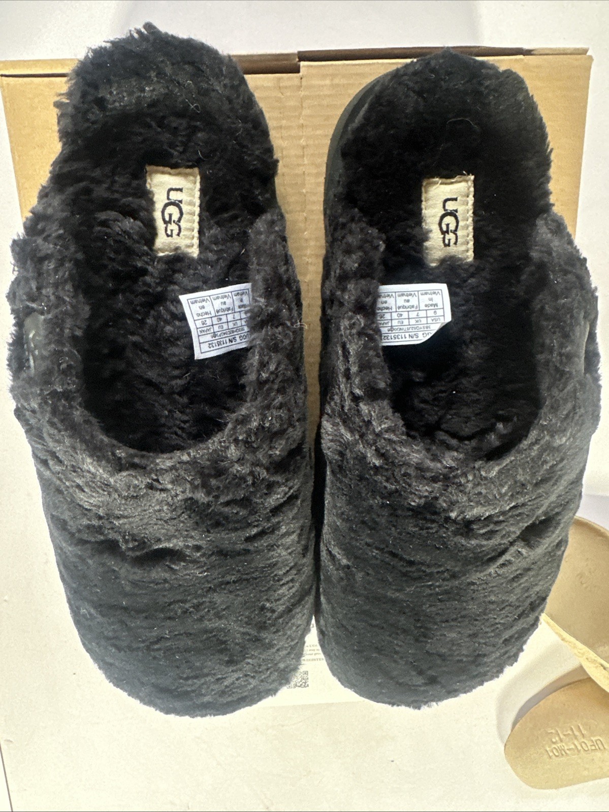 Ugg’s Fuzz Sugar Slides Size9 New With Box. Black