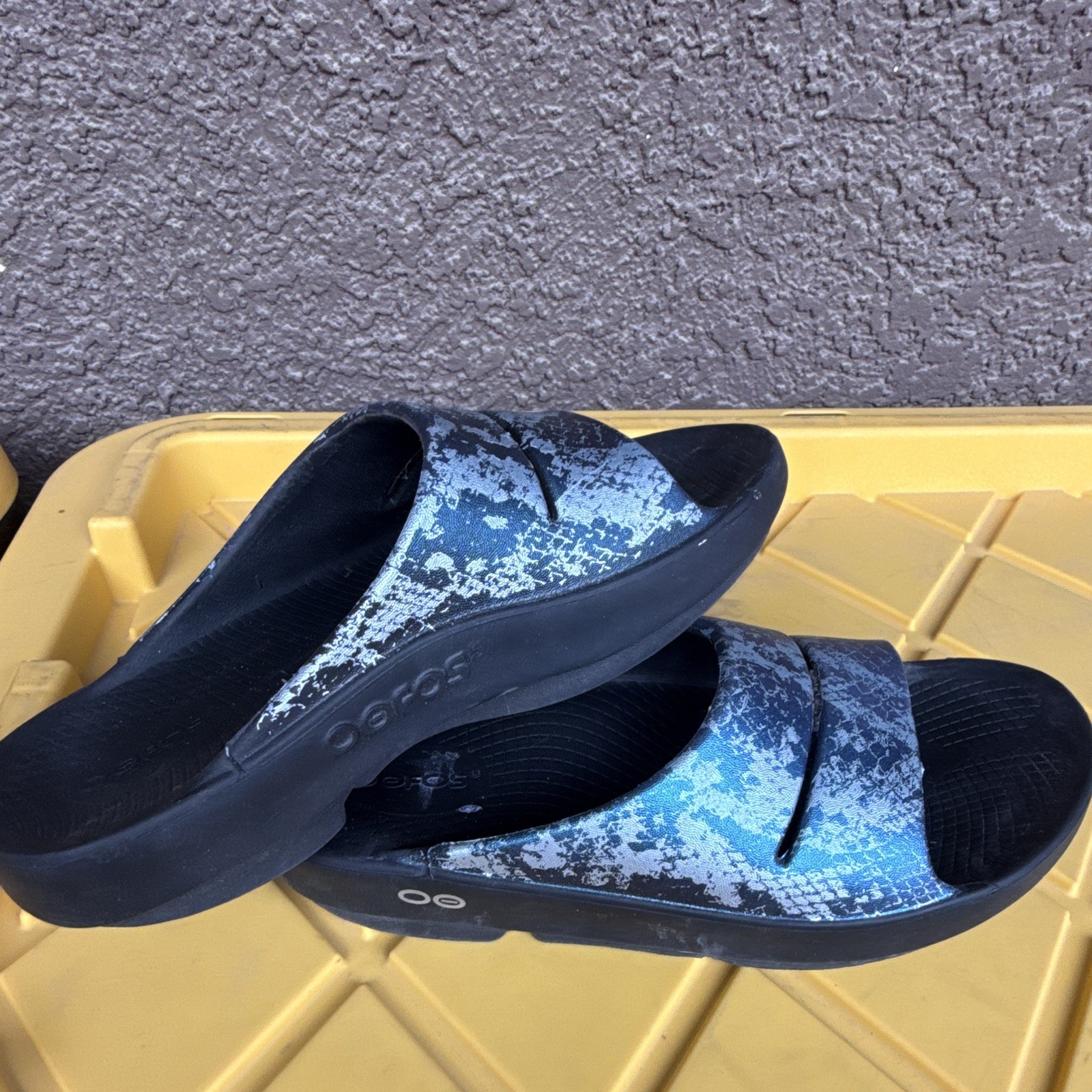 OOFOS Women’s Black/Blue Abstract Slide Sandals Logo Slip-On US 7