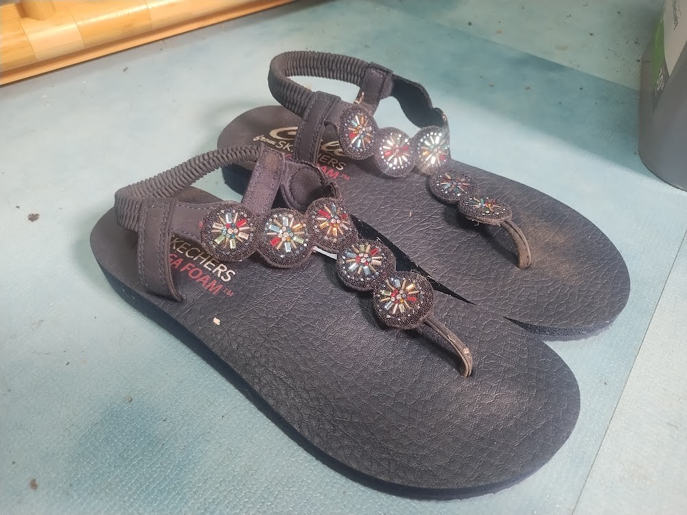 Cali from Skechers Yoga Foam flip flop T-strap navy blue jewels sandals. Size 7