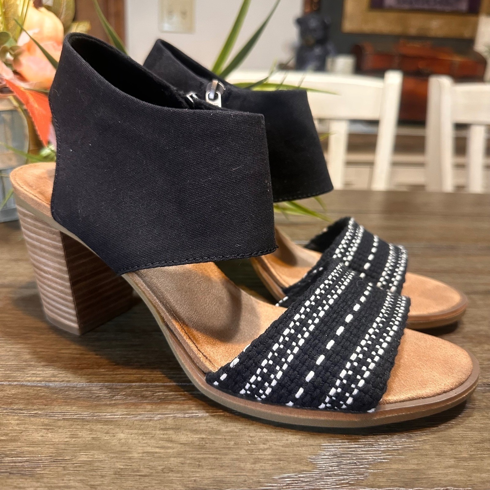 TOMS Majorca Black Wedge Sandals Size 11 Zipper Ankle Strap Espadrille Style