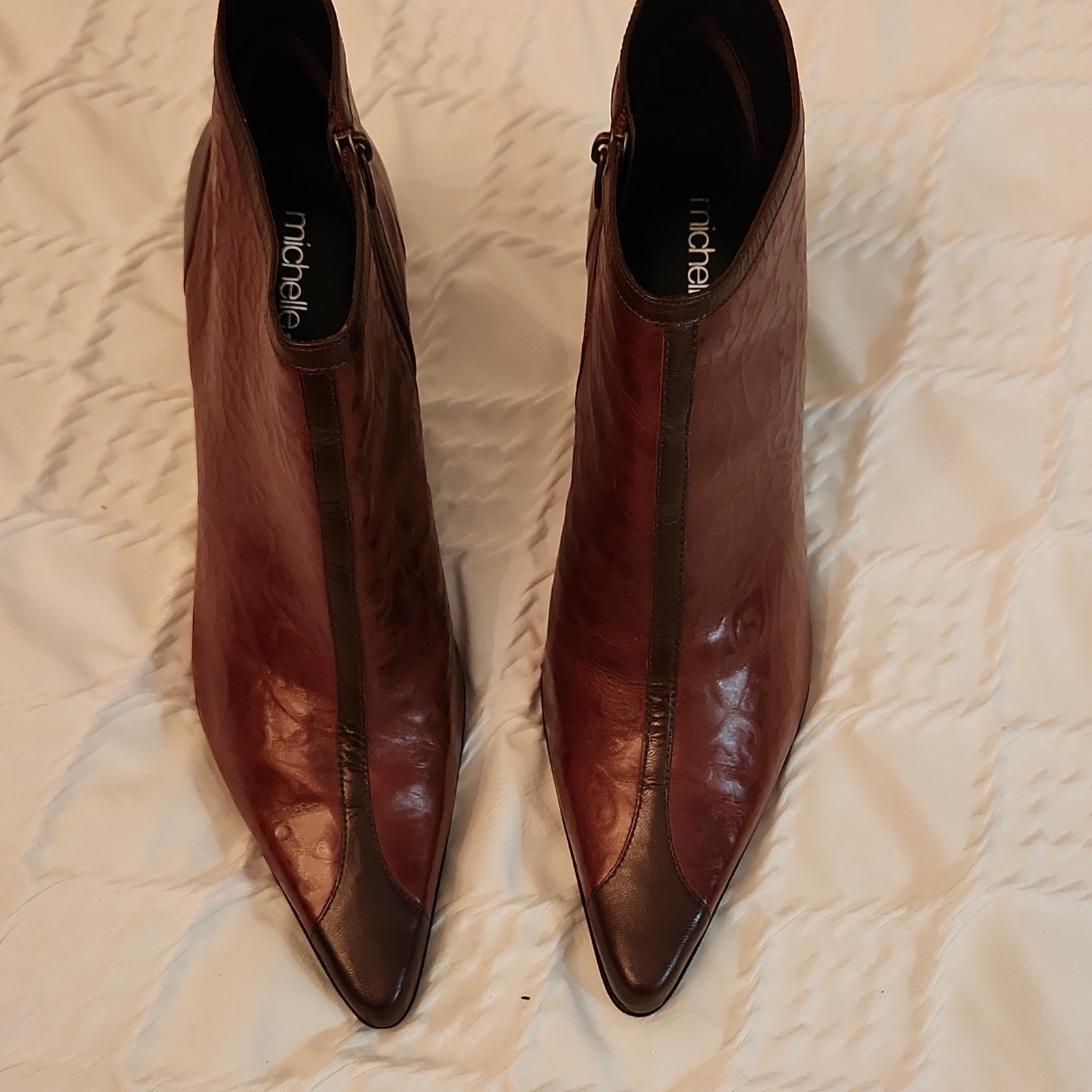 Sz10 Michelle K Lady-Lady Luck brown leather ankle booties, zip closure.
