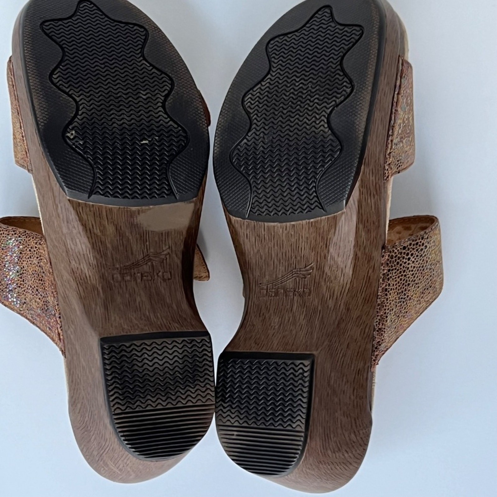 Dansko Sandals 9.5 Wedges 9.5 40 Clogs Iridescent Neutral Comfort Heels Arch