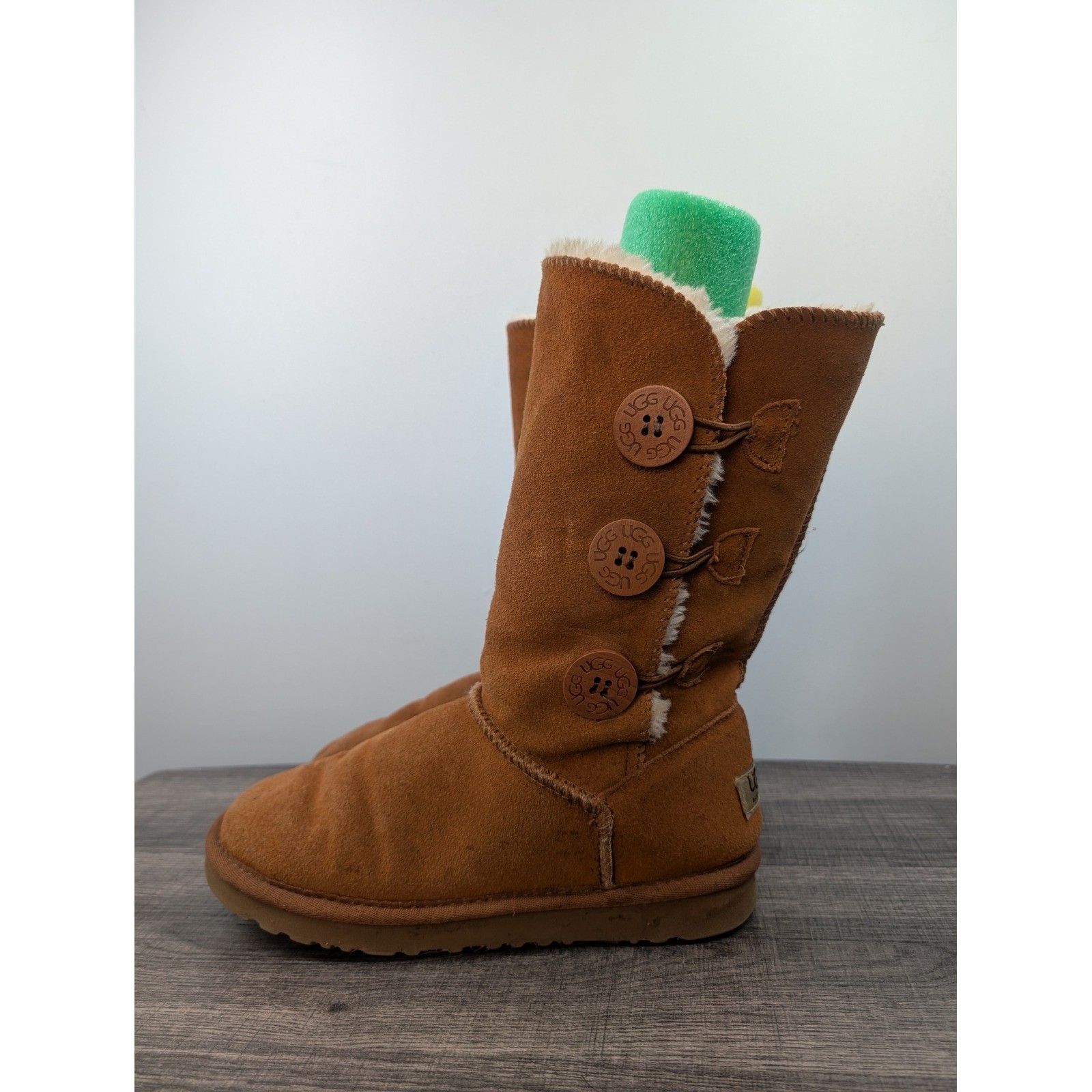 UGG Australia Classic Bailey Button Boots Chestnut Suede Sheepskin Lined Size 8