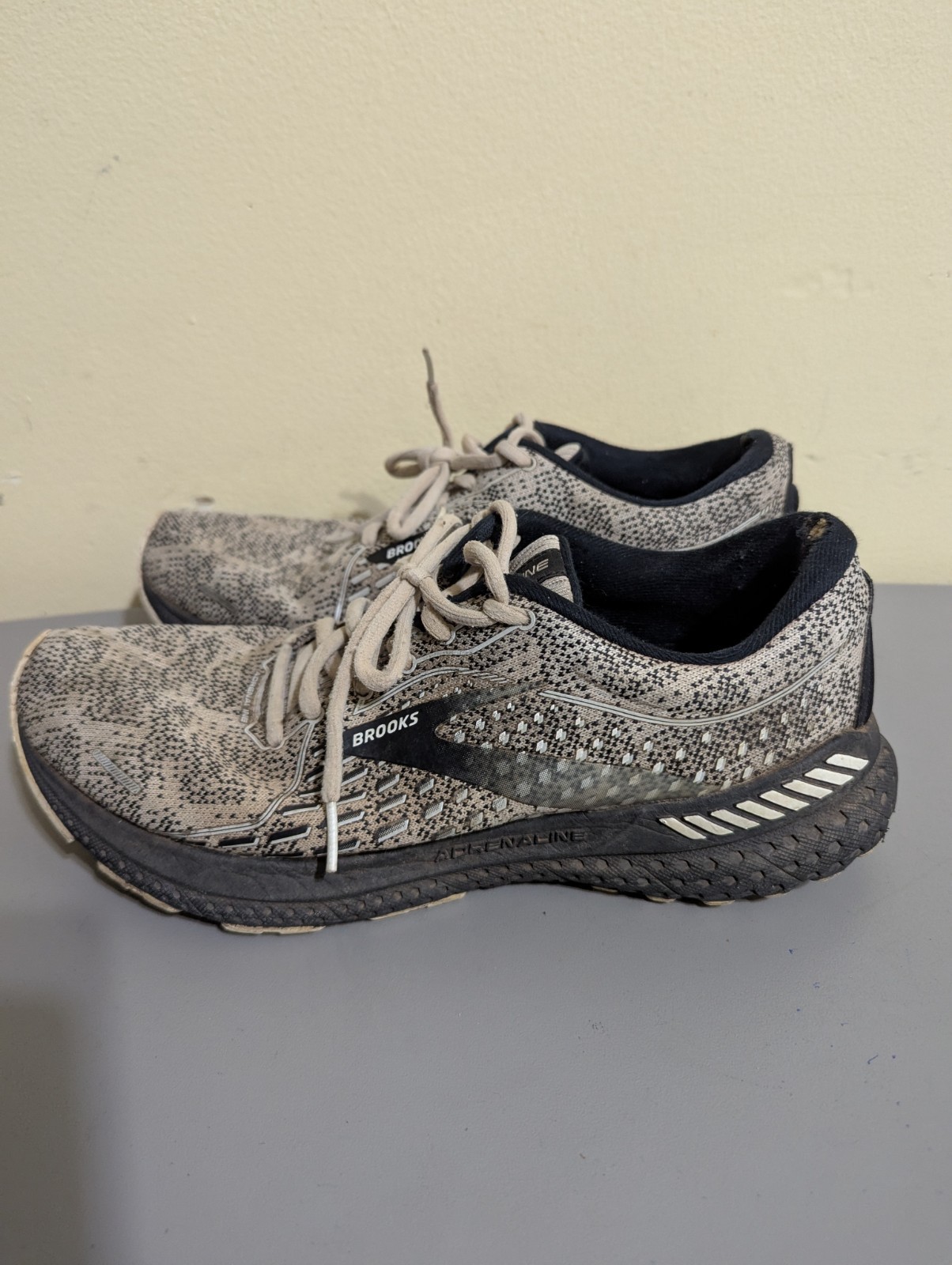 Brooks Women’s Size 11 Adrenaline GTS 21 Sneakers, Gray
