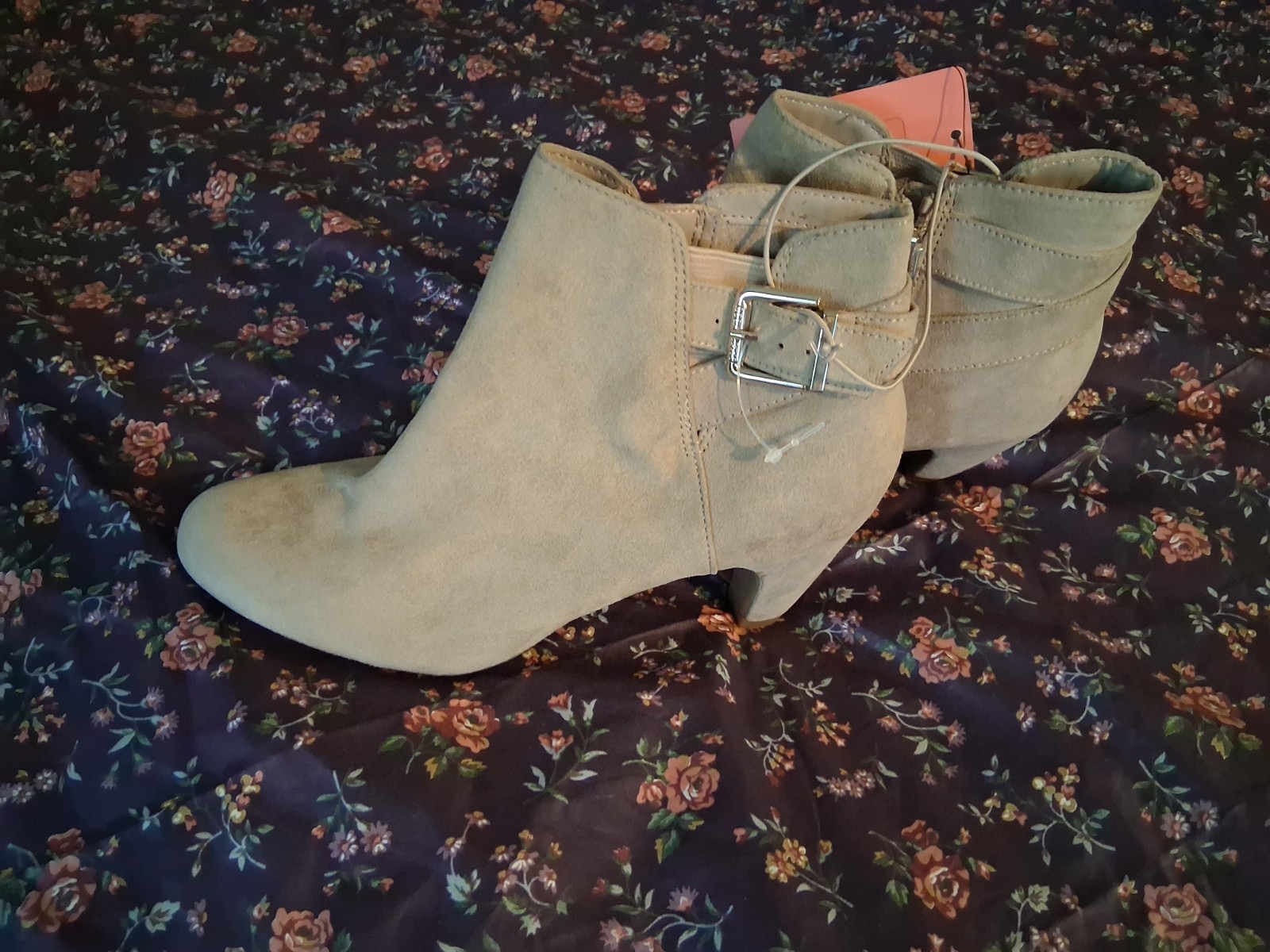 Sam & Libby Marley Women’s Beige Suede Ankle Bootie Zip Buckle Size 6.5