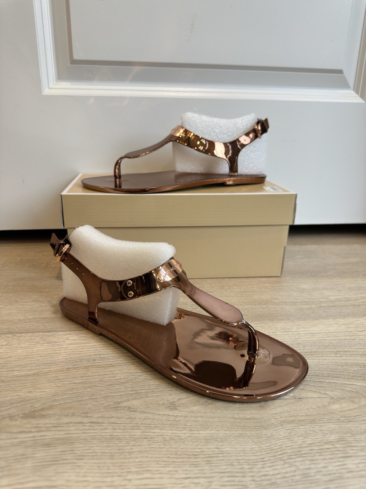 *RARE* MICHAEL KORS “MK Plate Jelly” Copper Rubber Flats Thong Sandals – Size 8M