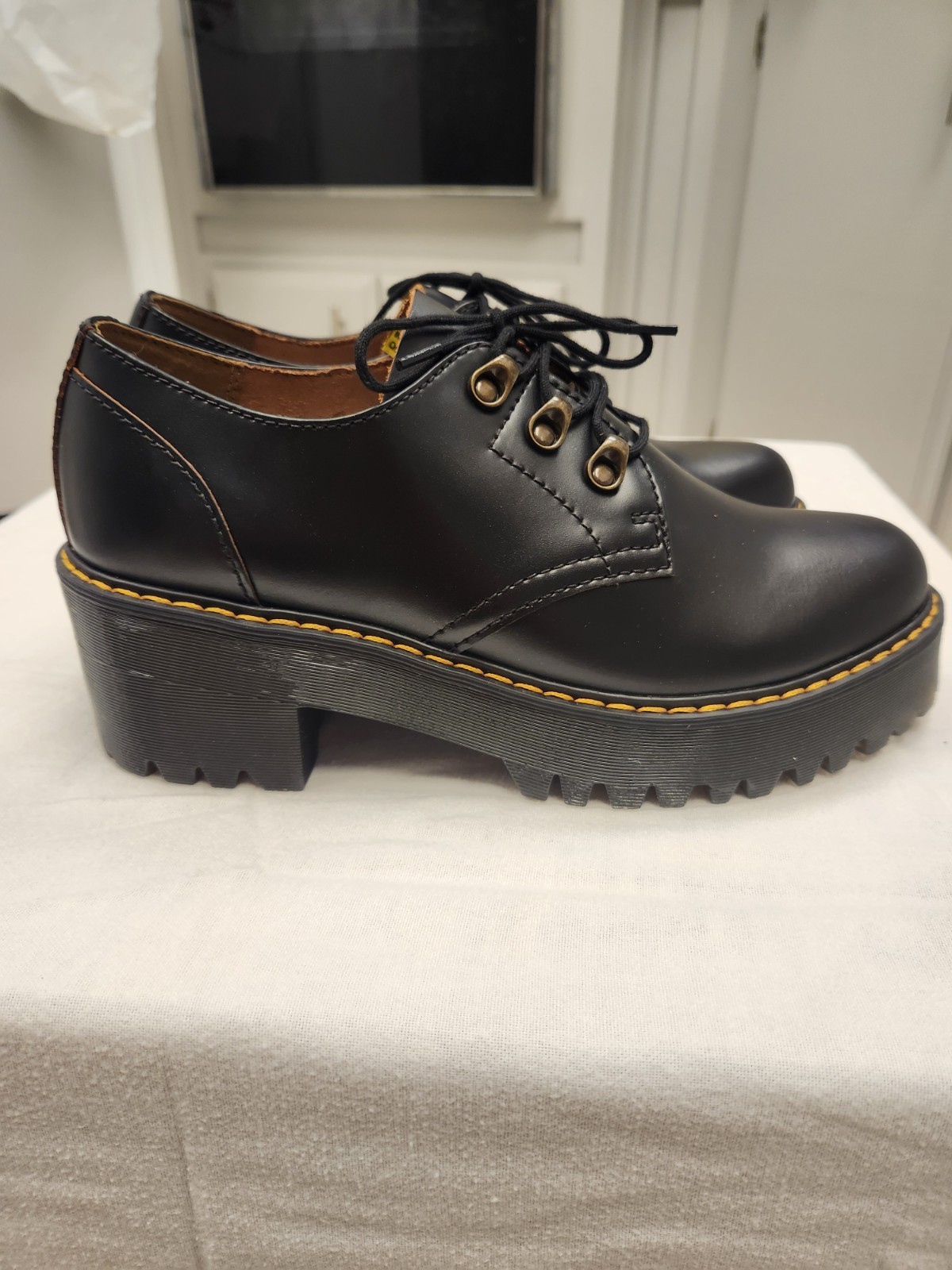 Dr. Martens Women’s Leona Lo Smooth Leather (UK7)
